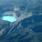 wpid-na_vershine_indoneziiskogo_vulkana_kelimutu_naxodyashemus.jpg