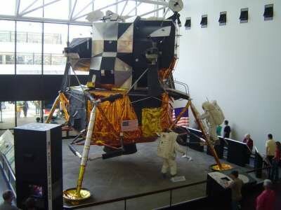 Национальная аллея. Национальный музей авиации и космонавтики