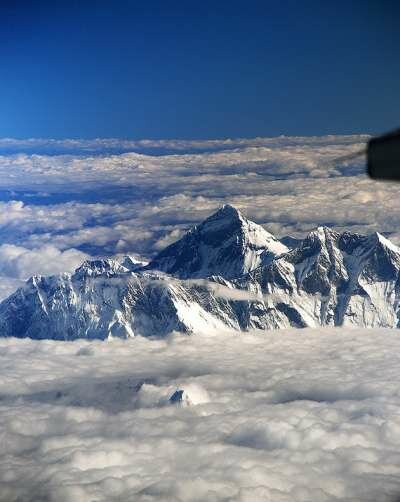 Джомолунгма - высочайшая вершина мира Джомолунгма - высочайшая вершина мира